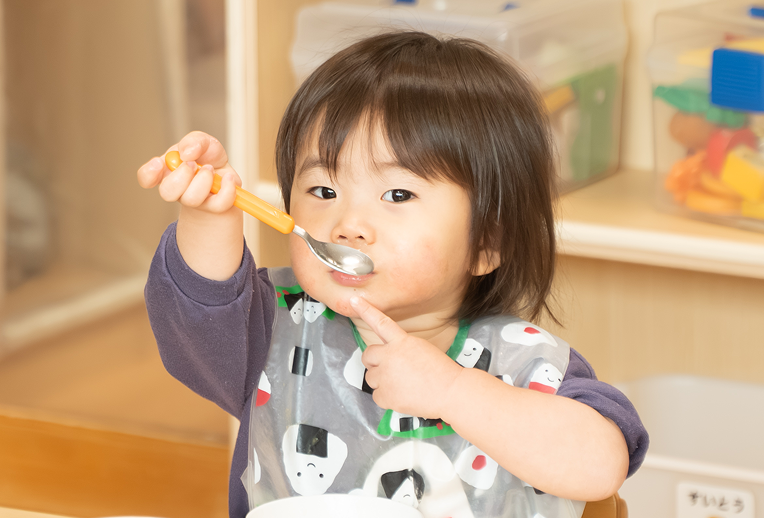 給食を食べる園児