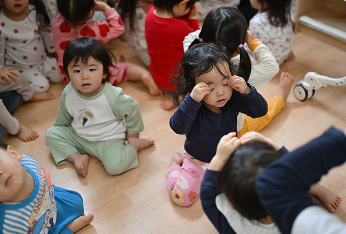 先生と園児が集まり一日を振り返る