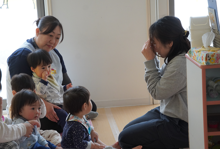 先生と園児が集まり一日を振り返る