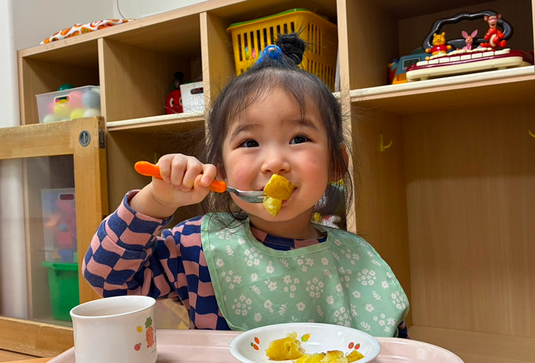 手づくりおやつを食べる子ども