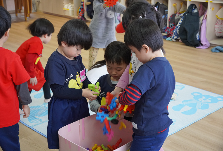 おもちゃの片づけをする園児たち