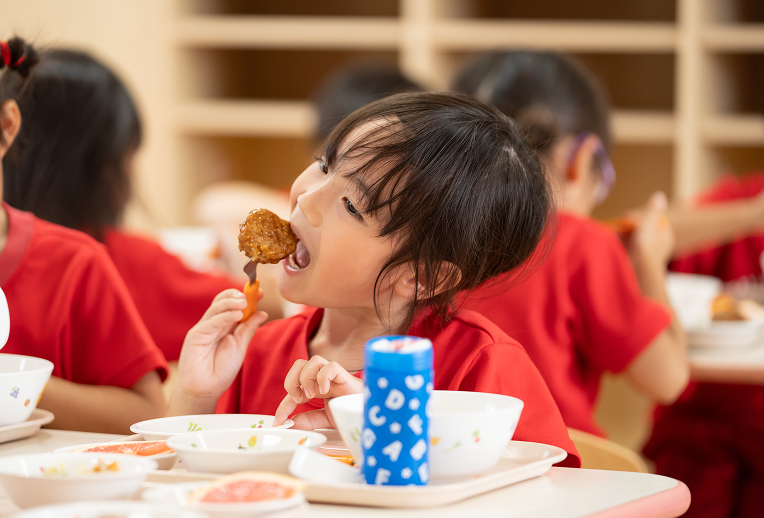 給食を食べる園児