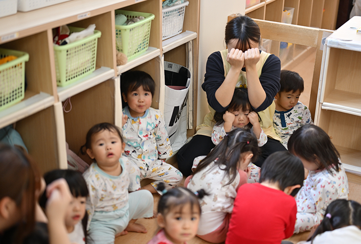 先生と園児が集まり一日を振り返る