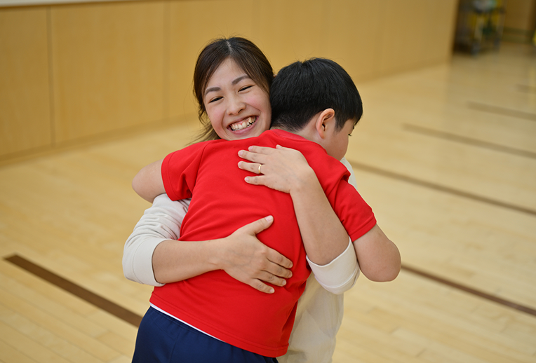帰りの会で抱きしめる先生と園児