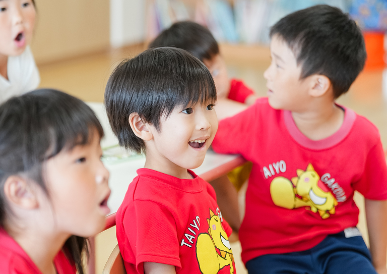 お遊戯会の子供たち