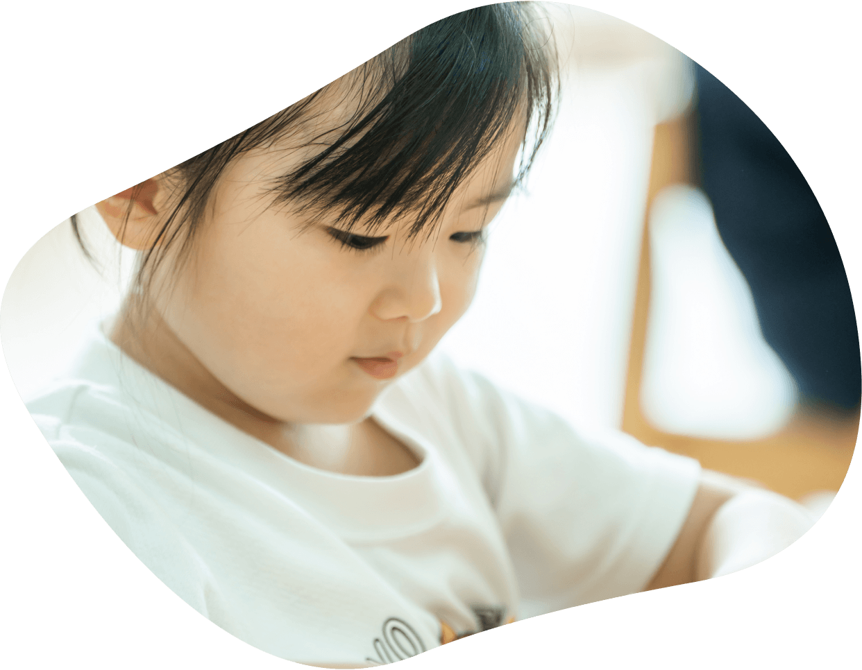 真剣な表情で手元の作業に集中する女の子